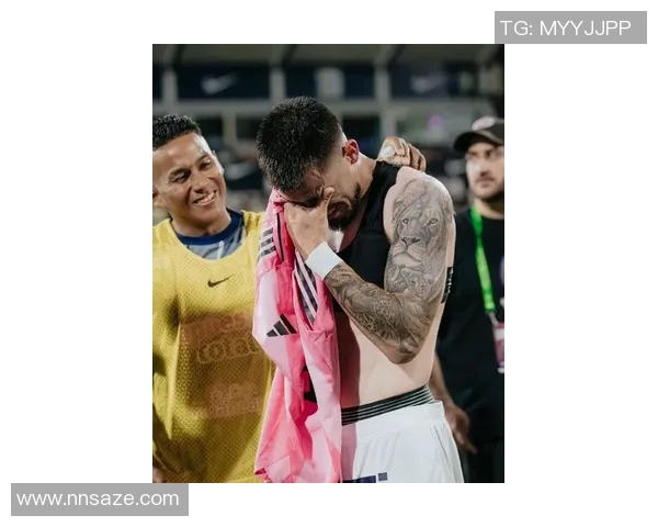 球迷疯狂冲入场内成功抢夺C罗球衣引发热议